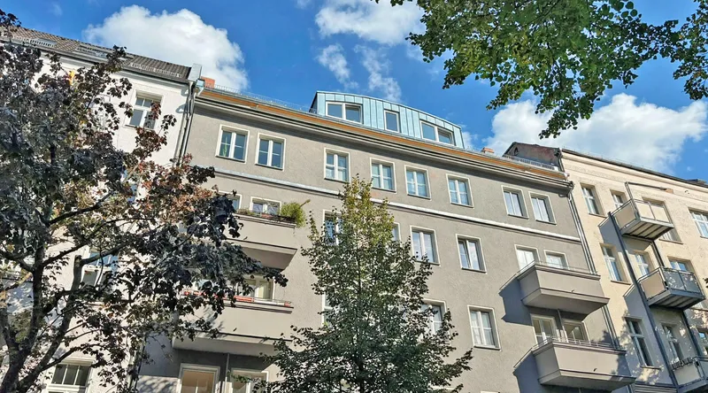 Klassische Altbauwohnung mit Balkon und Wannenbad - Traumlage Grünberger Straße! — photo 1